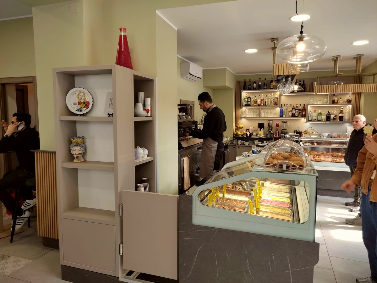 Il banco e la vetrina della pasticceria di Caffè Opera