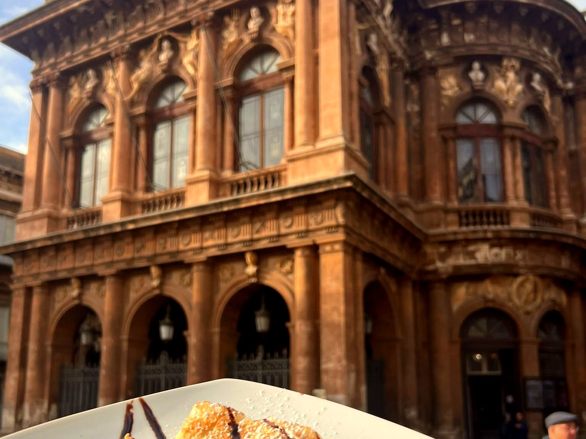 Il Teatro Massimo Bellini visto dal caffè